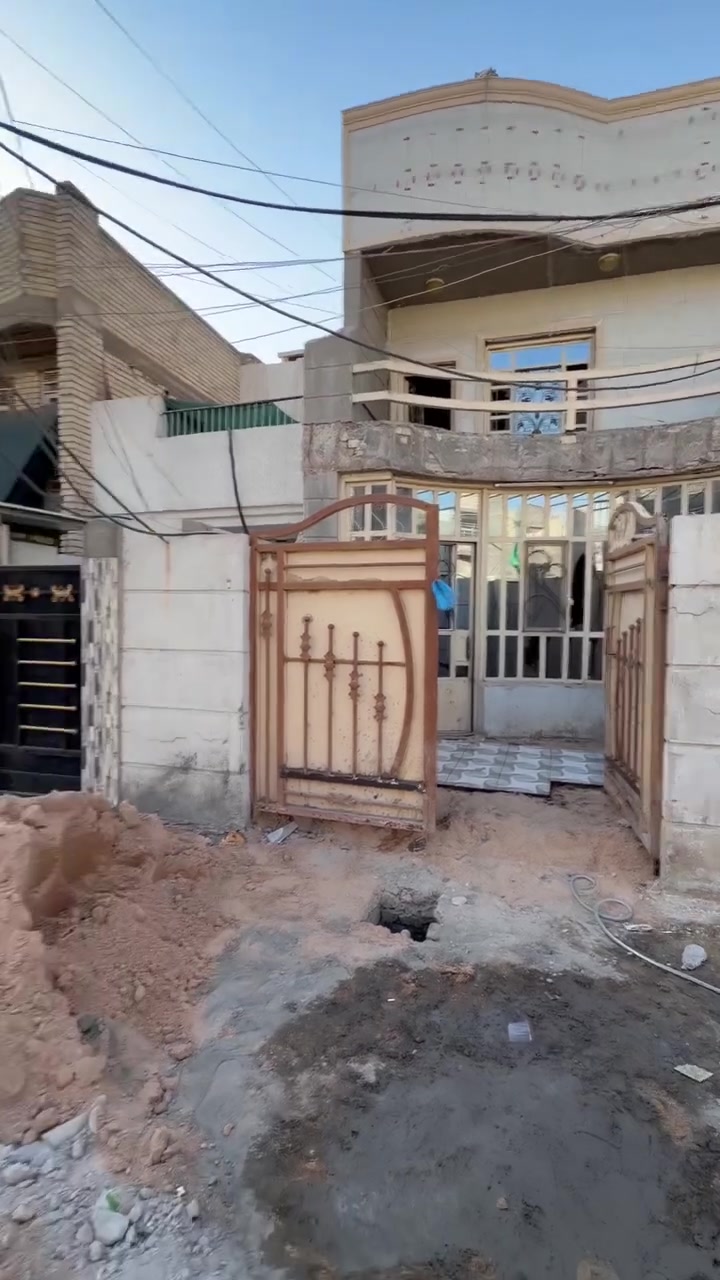 للبيع 100م بناء حديث حالياً قيد الانشاء زيرو 
محتوياتة 3 غرف وصالة ومطبخ وخدمات 2
السعر 165 وبي مجال ***********
