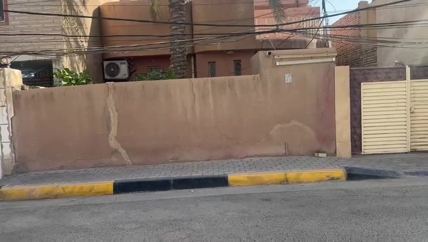 للبيع بيت في حي التعاون مساحه 200 متر بناء قديم بيت 200 متر واجيه 10 ونزال 20
ثالث بيت عن شارع عام حي التعاون 
بناء قديم بس ينسكن بيه نظيف من داخل 
 مليون وبيه مجال قليل غرفتين نوم استقبال جبير هول، ***********
