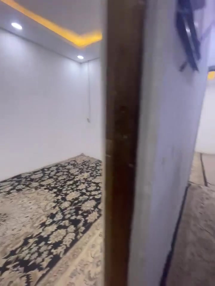 بيت للايجار في الجبيله  خلف الشارع العام يحتوي على غرفتين وصاله ومطبخ وصحيات سعر الايجار 350 مقدمه شهرين بيت تجاوز نظيف جدا ***********
