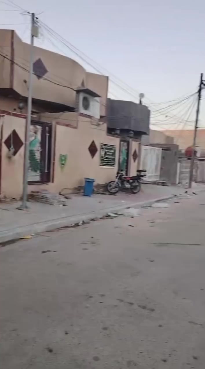 السلام عليكم
بيت للبيع مساحه 155 يحتوي علئ غرفتين وصاله واستقبال ومطبخ وصحيات 
االعنوان.  الجمعيه الاولى خلف شارع طارق .
الاستفسار ..***********
***********
