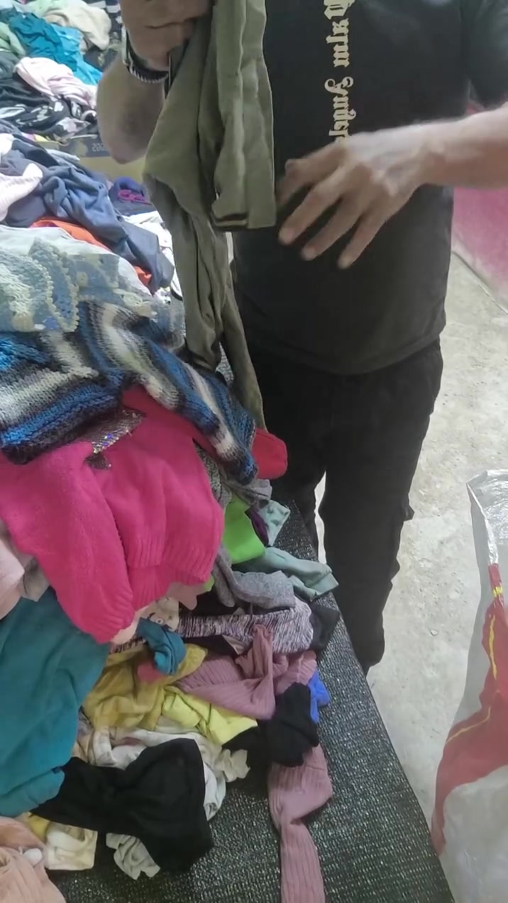 باله اطفال شتوي وصيفي كلش نضيف وقطع حلوة من حديث الولادة لحد ٨ و٩ سنوات  اكثر من ٢٥٠ قطعه سعره ٦٥الف قفل توصيل ١٠ لان شليف جبير الي تفيدة يجي خاص وعندي نسائي هم
