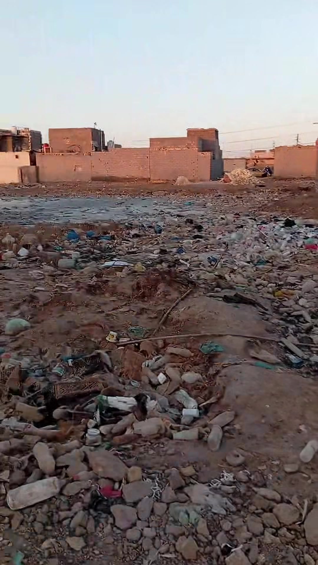 قطعة ارض زراعيه بالصخين شارع المحطه 300م بنص السكن كهرباء وماء وسحب متوفر وشارع أكثر من 10م والشراي يتصل ***********. وبخدمته
