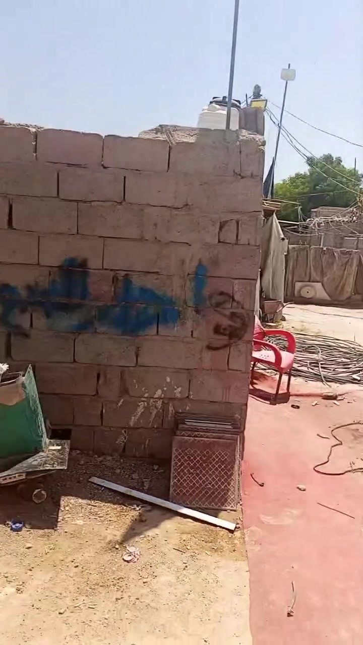 بيت تجاوز هوه وغراضه موقعه تجاوز حي الصناعي ***********
البيت داخل فرع الفرع بي فقط أربع ابيوت وكلهم اهلي مو غربه البيت هوه وغراضه 
البيت مساحته 150تقريب بي طارمه وحديقه وبي مطبخ خارجي صحيات منفصله بي غرفة نوم وبي صاله وبي استقبال

الأغراض غرفة نوم تركيا 
سبلت طنين
 ابلازمه 43
تخم قنفات
ثلاجه 
طباخ كاونتر أربع قطع
غساله 
البيت خط وطني مولد ذهبي هاي تفاصيل البيت
