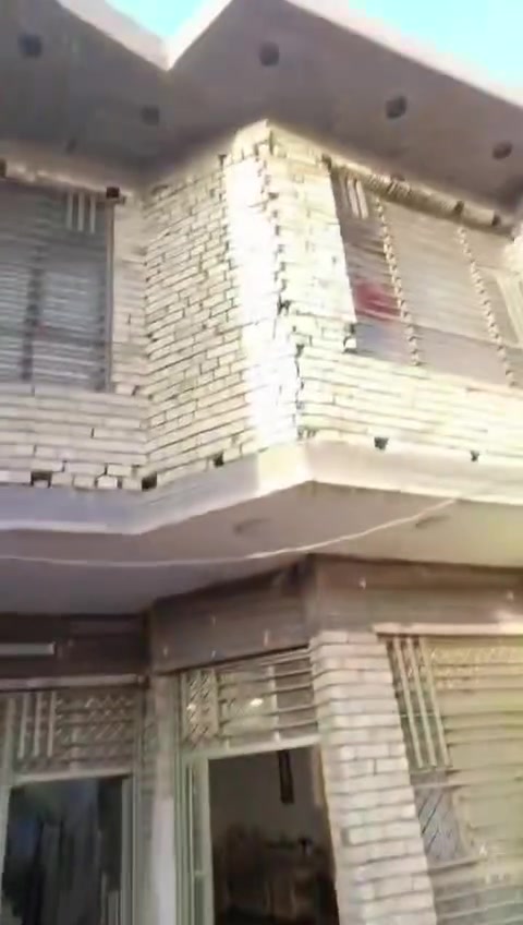 دار البيع مساحه 150 واجه 7.50 نزال 25 بي 4غرف نوم 3 حمامات غرفه سويد عرض شارع 15 تبليط يبعد 10متار مشموله بتبليط العنوان ضباط ثانيه زراعي 
رقم الهاتف ***********
