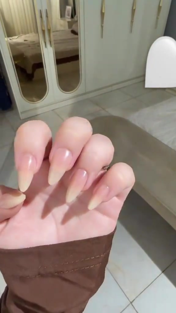 حجز واتساب ***********

نص مكتوب في الصور:
- أحلى وأقوى أظافر طبيعية بسعر 3 بس 🔥😭💖