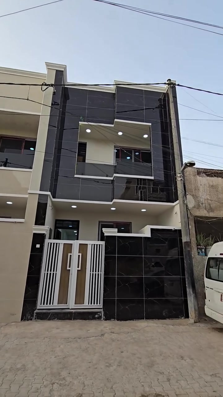 تونات للبيع  مساحةالواحد ١٠٠ يحتوي علا طرمه صاله مدخلين ممر حولي مطبخ مفصول حمام منور غرفه جوه  فوك ٣غرف حمام بلكونه بيتونه صحين موقع الحريه قرب ملحق البستان للاستفسار عل الرقم ***********

