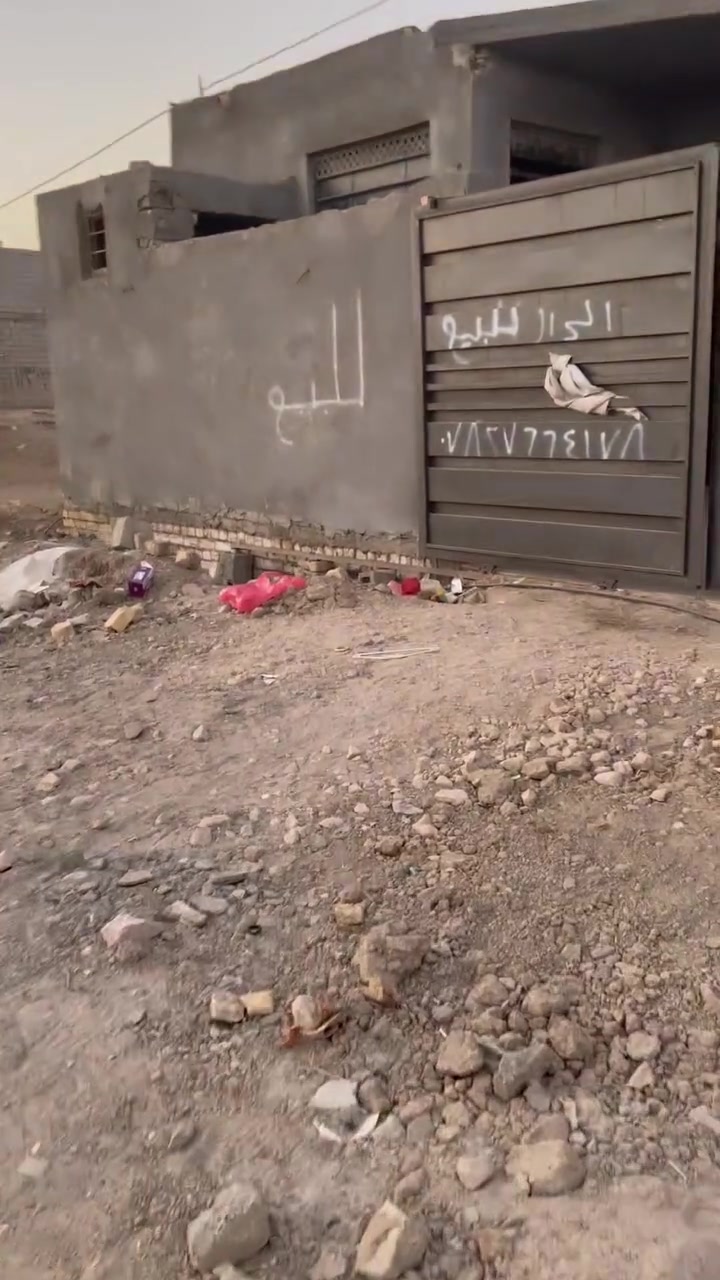 السلام عليكم بيت بناصرية بحي السبل مساحه 150متر مربع يتكون من غرفتين وصاله ومطبخ ودوانيه وحمام داخلي وتواليت خارجي كهربائي ومبيريه وماء جاهز مجاري جاهزه وبوري ماء سايدين نقص بس صب البيت زراعي وبي وصل تطويب سعر خاص بسبب النفوس الضعيفة لاستفسار لانتصال على الرقم ***********وانا بخدمت الشراي
