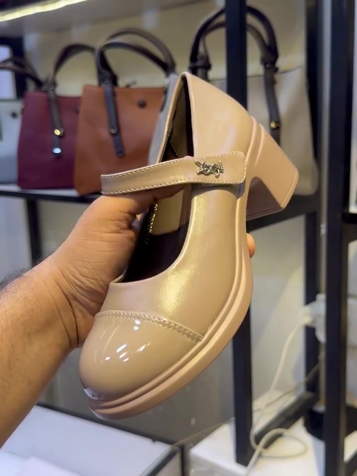 فتح بضاعة الموسم 😍😍
كعب ماستر كوالتي ماركات 
دبان طبي مريح باللبس والكوالتي ماستر درجة اولى 
جميع الانواع متوفرة لو تلحكين لو متلحكين 
قياسات من (36،37،38،39،40،41) 
لحكو لان هيج موديلات مستحيل تبقة جميع ارتفاع الكعب متوفر 3 او 5 او 7 او 9 او 11 
متوفر توصيل داخل الحلة وجميع محافضات العراق 
العنوان / حلة / جمعية مجمع الجمعية مقابل مدرسة الجهاد ثاني محل داخل المجمع  ديورا 😍😍
