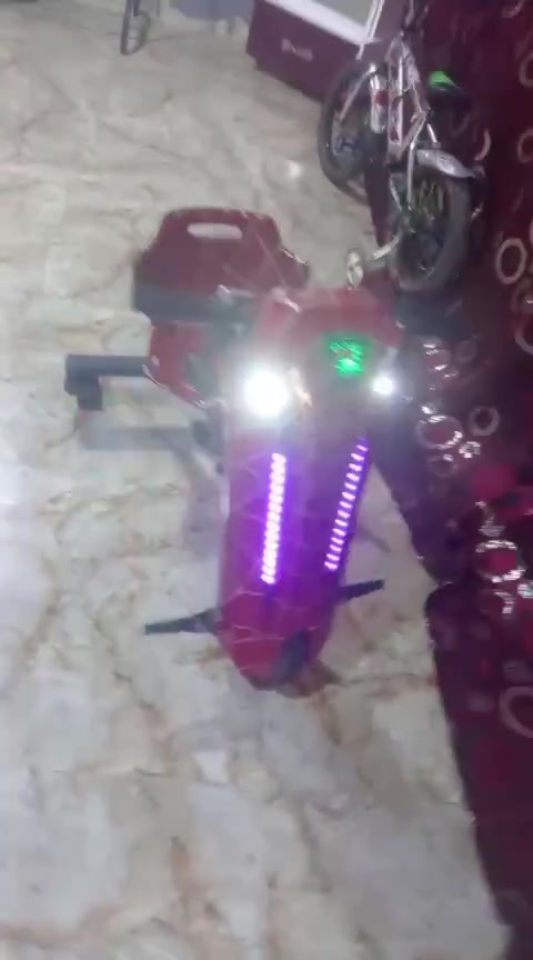 سكوتر لبيع سعرها 125 وبي مجال رقم هاتف ***********
