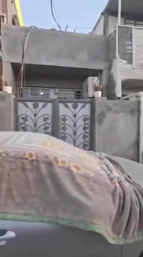 السلام عليكم للبيع
بيت مساحه 70 متر كامل خدمات تبليط +مجاري +ماء 
يحتوي عله ستقبال +حولي +غرفه جوه + غرفه فوك +سطح 
البيت نضيف جدأ وجاهز السكن  السريدات نهايه المربع الثاني  (السعر 65 ). وبي مجال استفسار ***********
