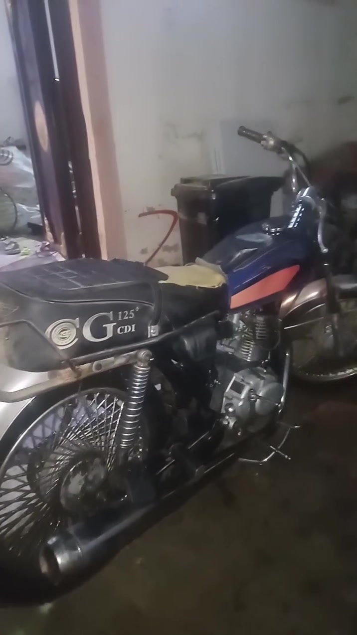 ئەم ماتۆڕسکیلە مارکەی CG (یان CG125)یە.بۆفرۆشتن
سەر بە شێوازی کلاسیکی Honda CG125 و لەسەر کورسییەکەشی بە روونی لۆگۆ و ناوی CG 125 CDI نووسراوە.بۆفرۆشتن  
نرخی 225هەزارە لە سلێماننیە
ژم ***********
