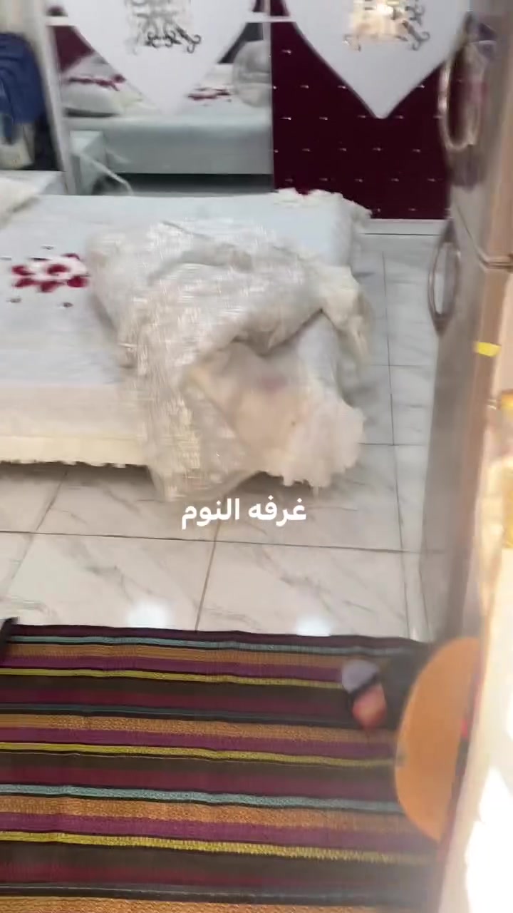 سلام عليكم بيت للبيع تجاوز خمسين متره بي غرفه نوم وهول زغير ومطبخ وحمام ابطنه وطرمه زغيره السكف مال الغرفه اعكاده ووفوك الغرفه هيكل غرفه بس مابي درج مكان البيت الزعفرانيه شارع المعهد شارع المكتبة مال تاج المعارك للستفسار واتساب ***********
البيت مقابل الطابو 40 متره عن التبليط مي وكهرباء كامل خلف مدرسه الكندي
