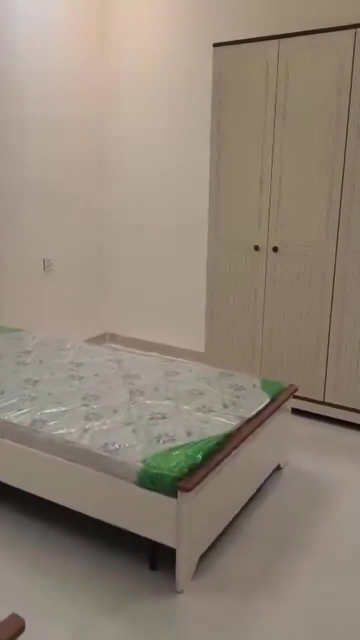 غرفة شبابية للبيع 
سعر الشراء 815
سعر البيع 700 
الخشب ثكيل وتكمة 
تاريخ الشراء 2024 شهر 10 يعني مصارلها سنتين
للتواصل ***********
