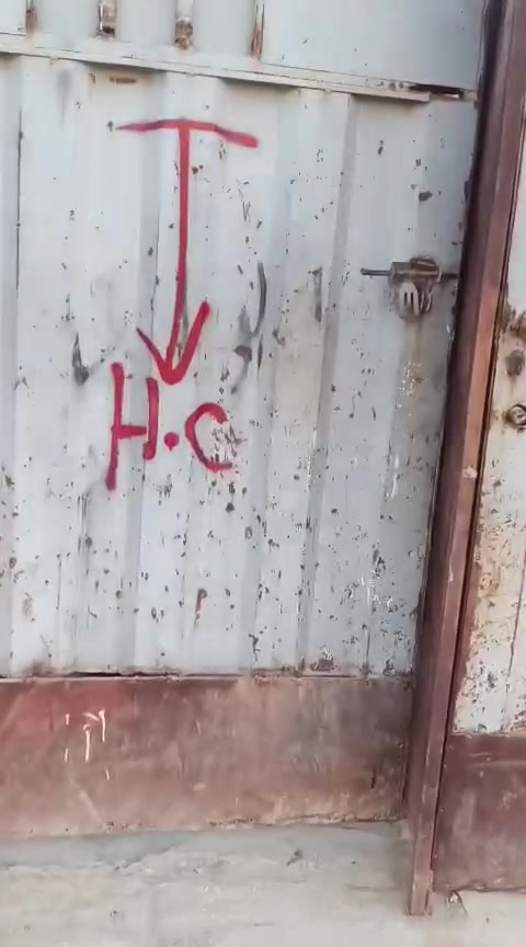 بيت للبيع 200م
خلف محلات ام صاحب 
مو الي والعباس 
مكلف بلنشر 
*********** خابروه
