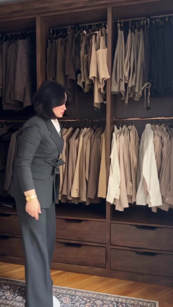 مو مجرد طقم… هذا حضور 🔥
تفاصيل تلفت، وأناقة تنشاف من أول نظر
تفاصيل بالستوري🥹
