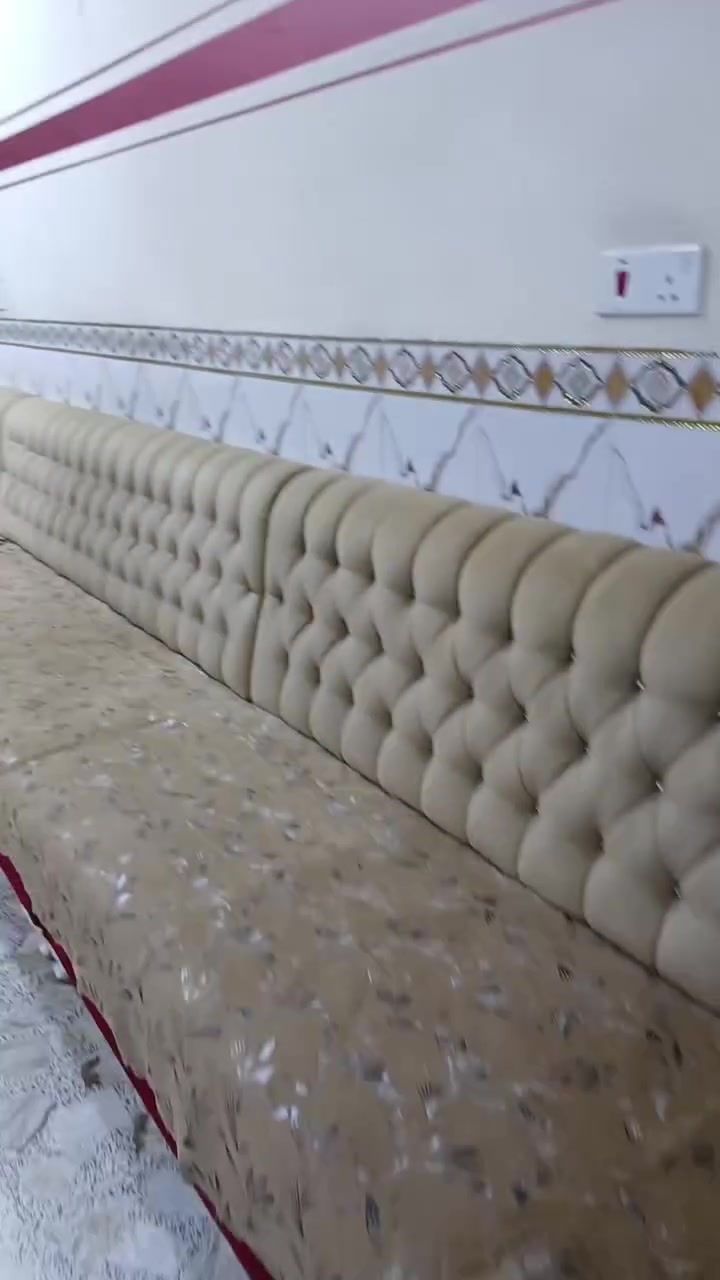 تخم ديوان للبيع نضيف جداً للشراء عنواني نجف شارع مطار للاتصال***********
