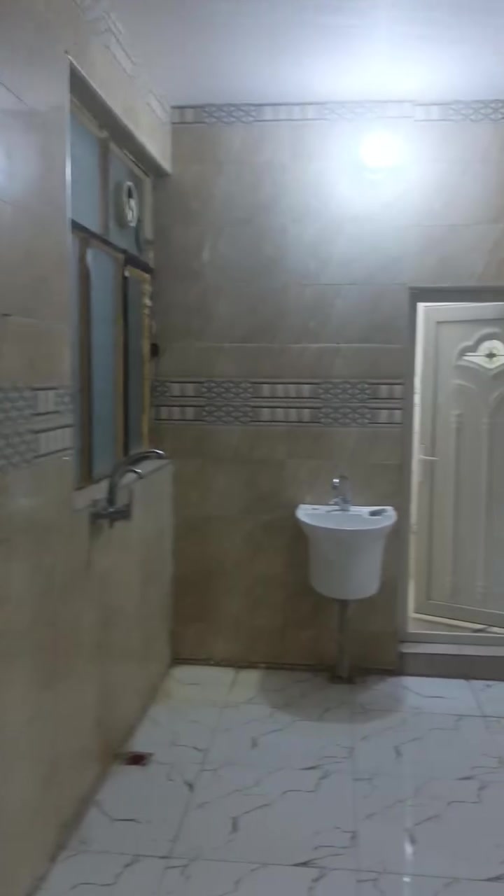 السلام عليكم شقق حديثه للايجار يوجد طابق ارضي طابق ثاني طابق ثالث شقق حديثه عوائل فقط العنوانزعفرانيه قرب حسينيه امام المهدي***********
