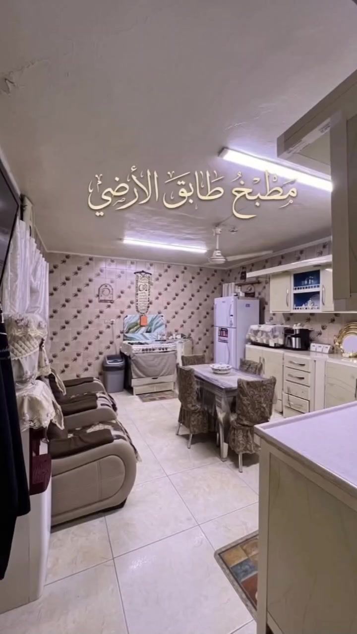 🏡 دار للبيع في المدائن - حي الجمعية
بمساحة ممتازة وتصميم يوفر استقلالية تامة (يصلح لسكن عائلتين)
📍 الموقع
 المنطقة: المدائن – حي الجمعية.
 الموقع الدقيق: قرب المحمكه المدائن .
📐 المساحة والأبعاد
 المساحة الكلية: 300 متر مربع.
 الواجهة: 15 متر.
 النزال: 20 متر.
🏗️ تفاصيل البناء
🔹 الطابق الأرضي:
 غرفة استقبال واسعة.
 هول + حولي.
 مطبخ.
 (2) غرف نوم.
 حديقة داخلية.
 صحيات متكاملة.
🔹 الطابق الأول:
 غرفة استقبال.
 مطبخ.
 غرفة نوم.
 صحيات.
📞 للمعاينة والاستفسار
للتواصل المباشر مع صاحب الدار:
 رقم الهاتف واتساب ***********
