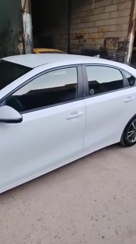 سلام عليكم كيه فورتي موديل 23 وارد امريكي  السياره مكفوله ماعده حادث امريكه ماشيه 50 الف حقيقي مكينه 2000. السياره جاهزه من كل شي شاشه كبيره رادار امامي خلفي اشاير بل مري رقم بغداد باسمي التحويل ثاني يوم السعر 143 و بيهه مجال  مكاني بغداد وهاذه رقمي الشراي يتصل ***********
