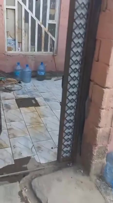 لسلام عليكم قطعه مع بيت المساحه الكلي 315 بناء البيت 150 وفضله ١٦٥ متر طابو زراعي بناء البيت موضح بصورة غرفتين وهولين وديوانيه  عنوان التنومه شارع ١٧ قريب جسر الحوامد 
للاستفسار ***********  واتساب والشريحه *********** لسعر63وبي مجال

عرض الشارع 5 م 
السقف عكاده البناء بلوك 
سنه البناء 2017
