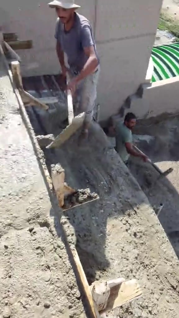 عمال ل كافة اعمال البناء 
قشط جدران 
صب ارضية بيت
تعديل ارضية بيت
حدل ارضيه بيت
لبخ قسطل 
بناء شغلات نواعم
صب بيتونه
صب دنك 
بعض الصور و فيديوات لشغلنا 
مستعدون للعمل في كافة احياء الموصل لتواصل معنا
واتساب *********** 
***********
