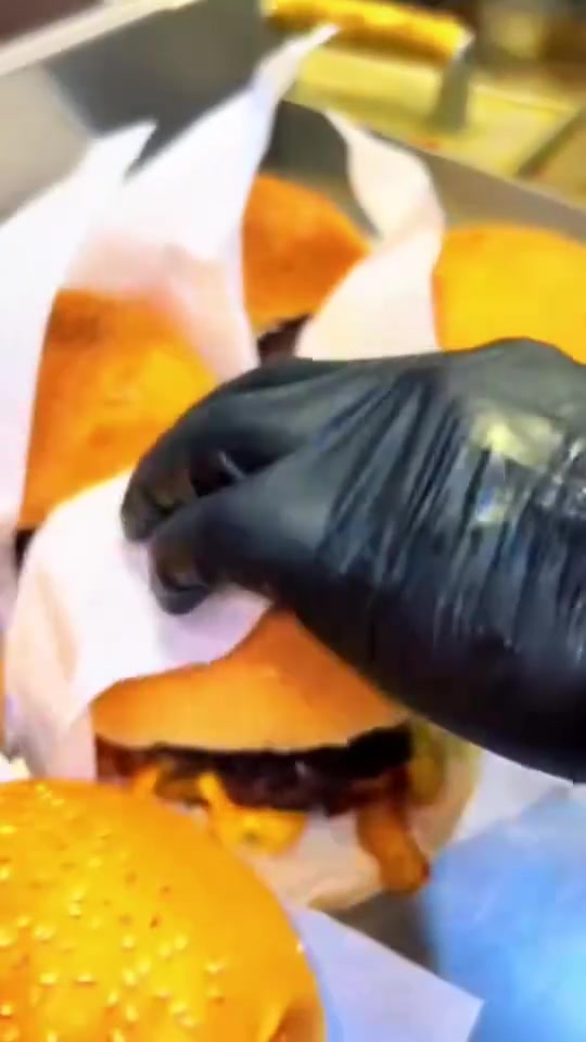 🍔🔥 جوعان؟ تعال خلينا نحلها 🔥🍔

طعم حلو ويشهي، وأسعار تخليك ترجع كل يوم 😋❤️
عندنا برگر، زنكر، ريزو وستربس... كله طازج ولذيذ 🤤

📍 Top Burger
تعال جرّب بنفسك، يمكن تعجبك وتصير من زباينّا الدائمين ❤️

جوعك؟ خلّيه عند Top Burger 
📍 العنوان: الموظفين – شارع 30
📞 للطلب: ***********
