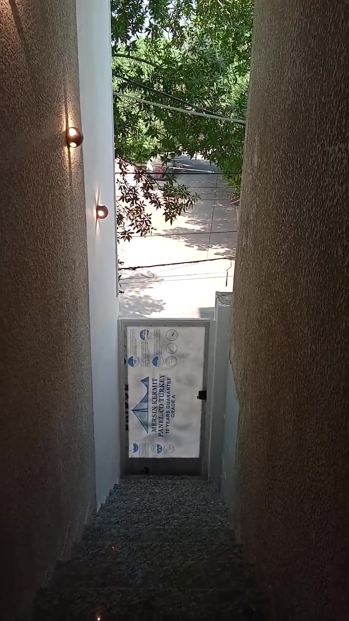 شقه الإيجار عبارة عن وحدة سكنيه متكامله ومعزوله من المدخل للسطح الوحدة بناء جديد درجه اولى ملحقاتها سخان عائلي جديد كاونترات جديد ماطور مع بوستر جديد العنوان جكوك قرب عادل ماركيت للتواصل على هاتف والواتساب ***********
