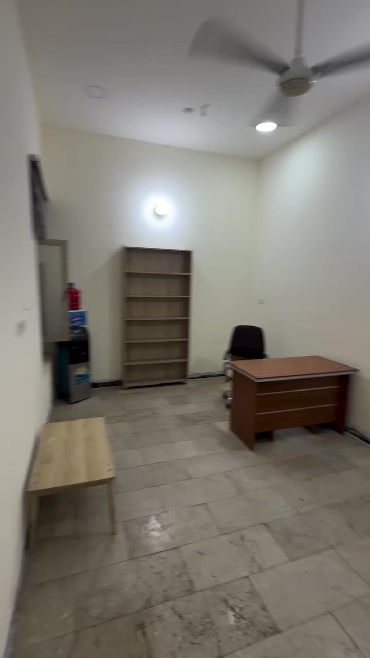 شقه للايجار ارضيه . تحتوي على غرفتين نوم  و حولي وخدمات مكانه حي القاهرة قرب سوق علي نعمه للاستفسار ***********

