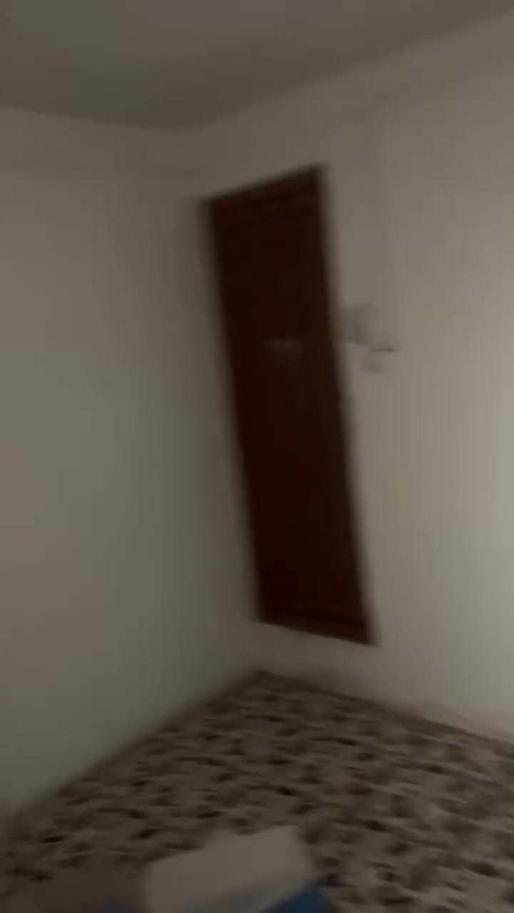 السلام عليكم شقه طابق  ٣ للبيع سر قفليه تحتوي على ٢ غرف نوم وصاله ومطبخ وحمام حار بارد السعر ٧،٥ وبيها مجال للاستفسار *********** عنوانها شارع العريض مجاور مطعم ابو رضا
