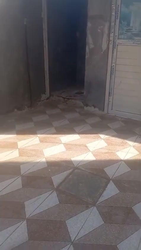 _بيت للأيجار مساحة 250متر.. طابق واحد 

_الموقع: شارع 80 حله كربلاء خلف محطه الوقود اضواء الحله 

_تفاصيل البيت: 
غرفتين نوم.. هول.. استقبال.. مطبخ حار وبارد.. مجمع صحيات داخليه وخارجيه 

_للأستفسار مراجعه مكتب القبه الذهبيه أو الأتصال على الأرقام التاليه: 
***********
***********

