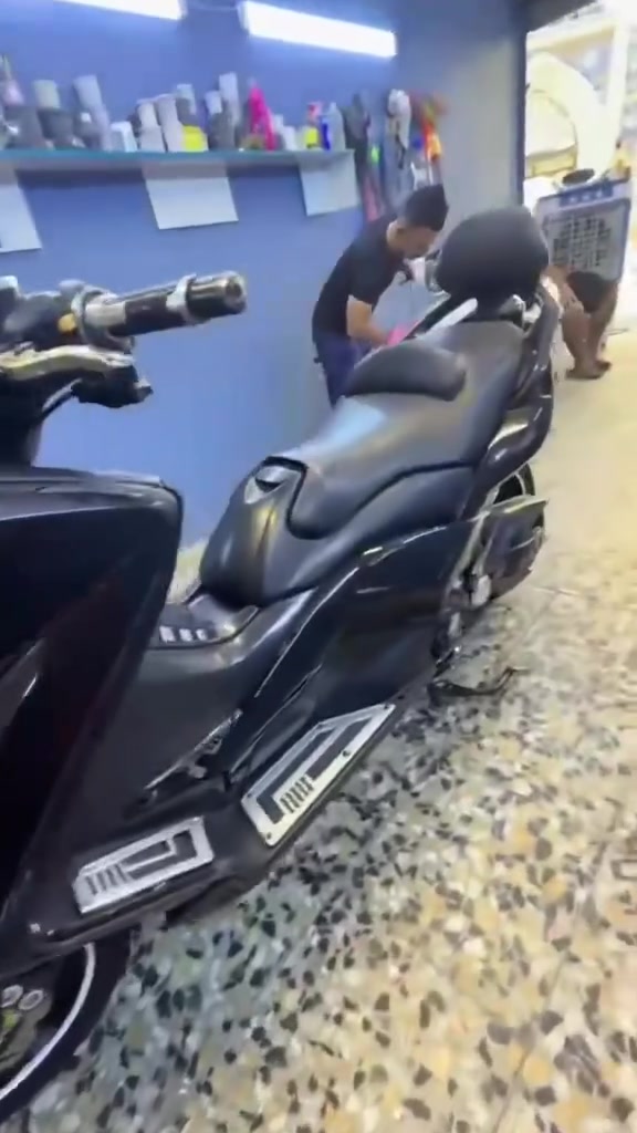 مكلف بل نشر
T max مديل14 
ماشية ٣٥ كفالة عامة من كل شي  صلنصة بلادي موجودة  مكاني بغداد بلديات سعرهة مناسب مقارنا بل سوك***********
