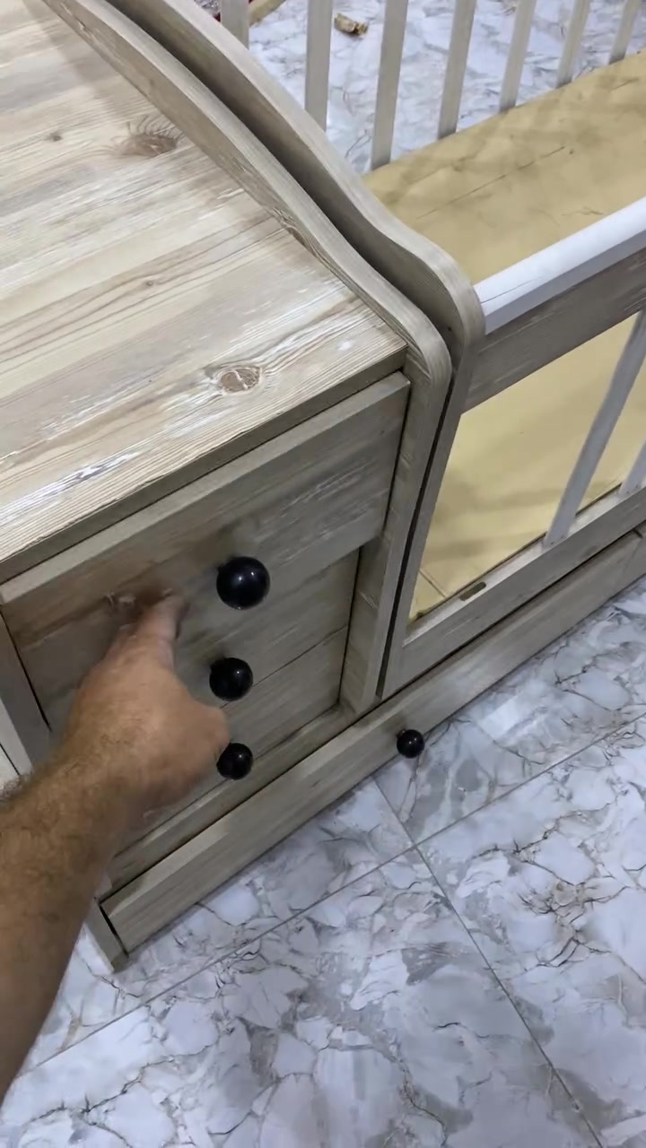 السلام عليكم 
سرير طفل هزاز للبيع السعر 100 الف 
الموقع بغداد حي الجهاد المكاسب
***********
