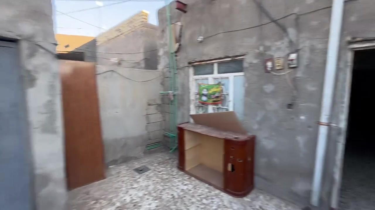 اسلام عليكم 
دار للبيع 
المساحة ١٠٠م غرفه و صاله و مطبخ و صحيات 
خلف الملعب شارع احمد الوائلي 
لاستفسار *********** 
السعر ٣٣ او بي مجال
