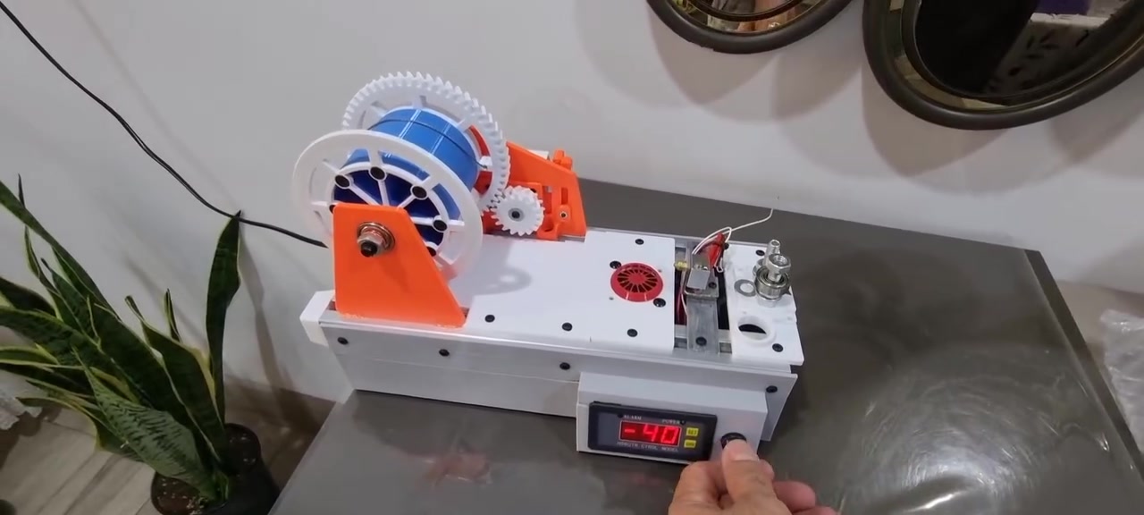 ماكينة صنع خيوط الطابعة ثلاثية الأبعاد (Filament Extruder / Winder)، والتي تُستخدم خصيصاً لإعادة تدوير الزجاجات البلاستيكية (مثل زجاجات PET) وتحويلها إلى خيوط بلاستيكية قابلة للاستخدام في الطابعات ثلاثية الأبعاد. [1, 2]
خصائص الآلة:

الوظيفة: سحب ولف وتصنيع خيوط الـ PET من النفايات البلاستيكية لتقليل تكلفة مواد الطباعة.

التصميم: تحتوي على هيكل من الألومنيوم، أجزاء مطبوعة بتقنية 3D (تروس وحامل البكرة)، وحدة تحكم رقمية وشاشة عرض لدرجة الحرارة أو السرعة.

الاستخدام: شائعة بين هواة الأعمال اليدوية ومشاريع إعادة التدوير المنزلية. [1, 2, 3, 4, 5]

ماكينة صنع خيوط الطابعة ثلاثية الأبعاد (Filament Extruder / Winder)، والتي تُستخدم خصيصاً لإعادة تدوير الزجاجات البلاستيكية (مثل زجاجات PET) وتحويلها إلى خيوط بلاستيكية قابلة للاستخدام في الطابعات ثلاثية الأبعاد. 
شغال والفديو موجود جديد ما مستخدم بس بيها هذا فطر بالبلاستك وما مأثر السعر ٨٥ 
***********
