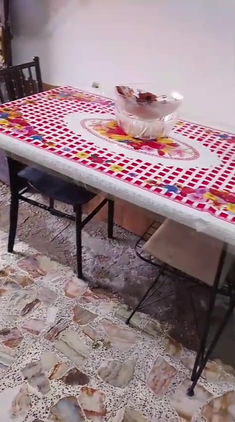 ميز طعام خشب • ٢ كراسي حديد • مدينة الصدر