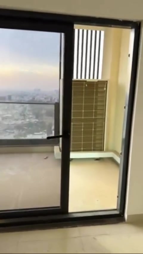 📍 مجمع رويال سيتي السكني 
شقة بمساحة 197 م² بـ300الف دولار
✨ 3 غرف نوم، إحداها ماستر
🛋️ صالة واسعة مع بلكونة
🍽️ مطبخ مجهز بالكامل
🚪 مدخل أنيق مع حمام للضيوف
🧺 غرفة لوندري.
📞 للتفاصيل والمعاينة، تواصل *********** واتساب
