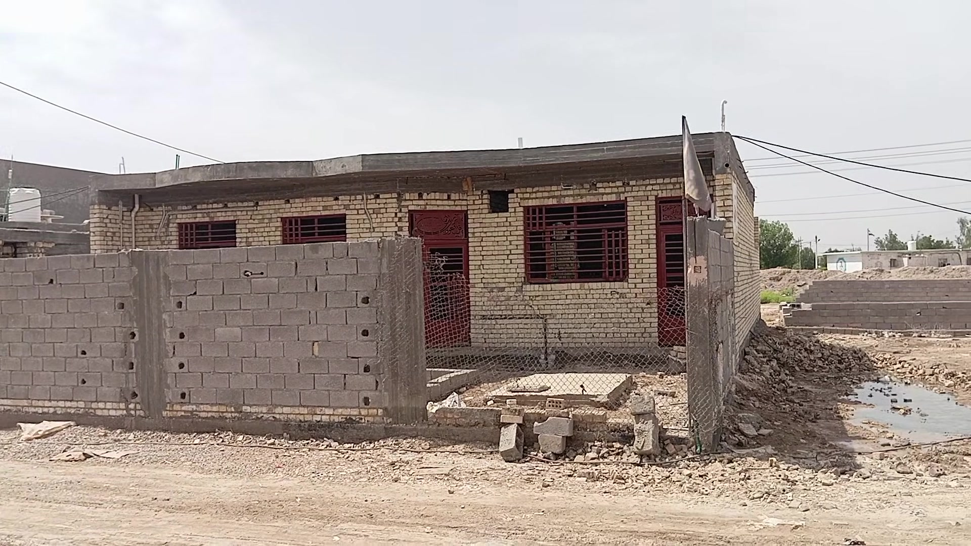 السلام عليكم بيع مستعجل المساحه 250 متكون من غرفتين نوم وصاله واستقبال ومطبخ وصحيات خارجيه وداخليه مؤسس مي وكهرباء ومجاري الموقع مقابيل كراج بغداد يبعد 100 متر عن كراج بغداد العقار  الزراعي السعر 65 وبي مجال والمنطقه مؤسسه ماي وكهرباء ومجاري خدمات كامله بالمنطقه اتصال على هذا الرقم *********** والله يرزق الجميع
