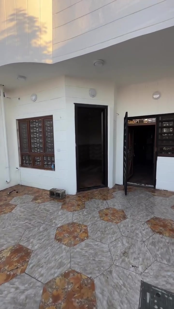 🏡 دار سكنية حديثة للبيع (طابقين) السعر 120مليون مع مجال| كركوك - حي الواسطي

تعلن شركة بيت المستقبل للمقاولات والاستثمارات العقارية عن توفر دارسكنية رائعة بموقع استراتيجي وإطلالة مميزة للبيع.

 المساحة: 170 متر مربع
 حالة البناء: بناء جديد 🌌
 الموقع: موقع مميز في حي الواسطي (قرب صيدلية المشكاة أو مجمع المدارس) 📍
🏗️ تفاصيل الدار والملحقات:
 كراج واسع 🚗
 مطبخ مجهز 🍳
 استقبال مريح 🛋️
 هول (صالة داخلية) 📺
 غرف نوم (عدد 3) 🛏️
 السعر:120 مليون دينار (مع مجال بسيط للشاري الجاد) 💰
📞 للاستفسار والتواصل المباشر:
 ***********
 ***********
