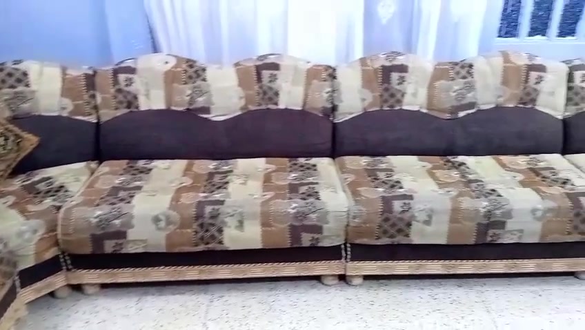 ديوان للبيع ٨ أمتار 
خشب عراقي ثقيل 
السعر ٢٠٠ 
عنوان موصل حي عدن 
تواصل ***********
***********
