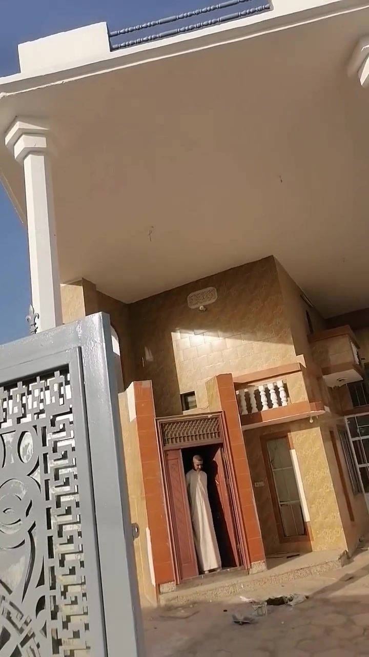 دار طابو طابقين للبيع مساحة ٢٨٠ متر ركن  سيراميك أمامه حديقة قريب من شارع حلوة في حي العسكري السعر ١١٠ مليون بيه مجال  للاستفسار مراجعة مكتب علي البياتي للعقار مقابل معارض السيارات اوالاتصال بالرقم ***********
