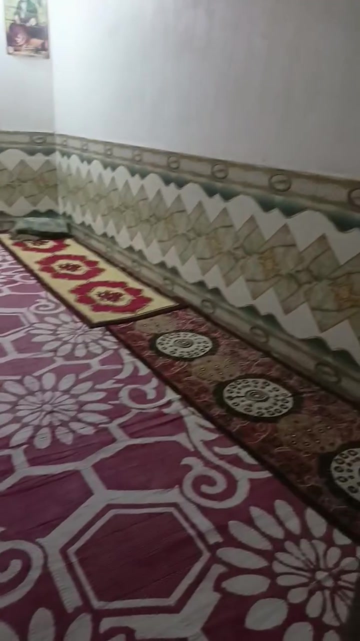 السلام عليك عندي بيت للبيع المساحه 200 متر  مكانه براكيه شارع السبسي  قرب معمل الاسمنت  25 بيه مجال ***********
