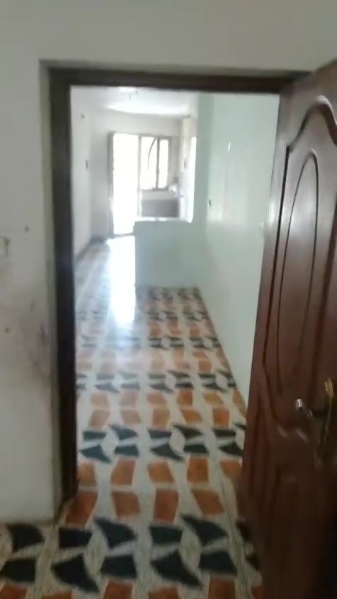 يتوفر لدينا بيت طابق ثاني للايجار   400  الف / درج وباب منفصل/ يحتوي على صالة وغرفة نوم وهول داخلي(حولي) وصحيات / نريد  عائلة صغيرة /
المكان / قرب جسر الميكانيك 
لمزيد من المعلومات يرجى الاتصال على الرقم 
***********
