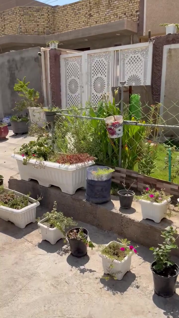 السلام عليكم اخوان  عندي بيت للإيجار الموقع حي العسكري شارع الكرينات مساحه 250؟يحتوي ع صاله وهول  وغرفتين نوم ومطبخ  بيت جديد وكلش نضيف  الاستفسار على هذا الرقم ***********
