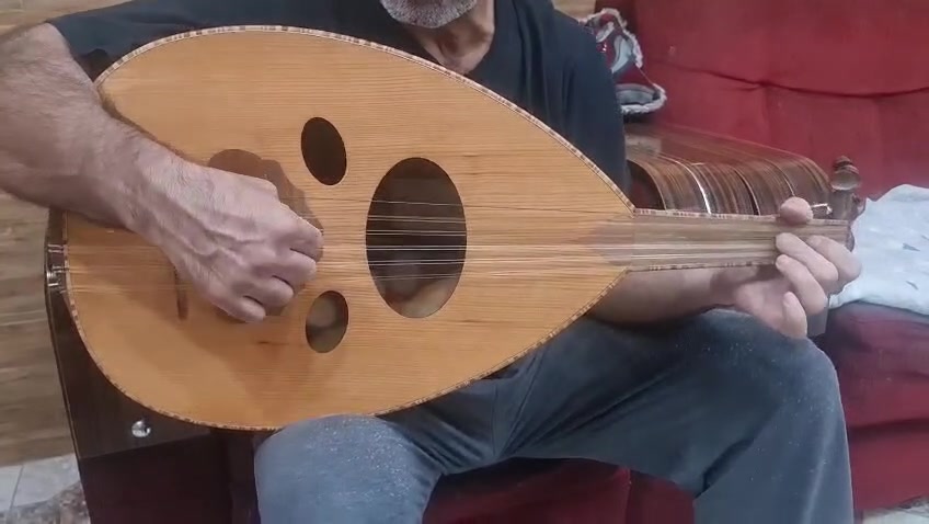 سلام عليكم للبيع عود زرياب موديل عراقي سحب 2023 وزن خفيف جدآ وصوت نقي مثل ما موضح بالفديو + جنطه + ريشه مكان بغداد شهداء البياع للتواصل *********** يوجد واتساب .

