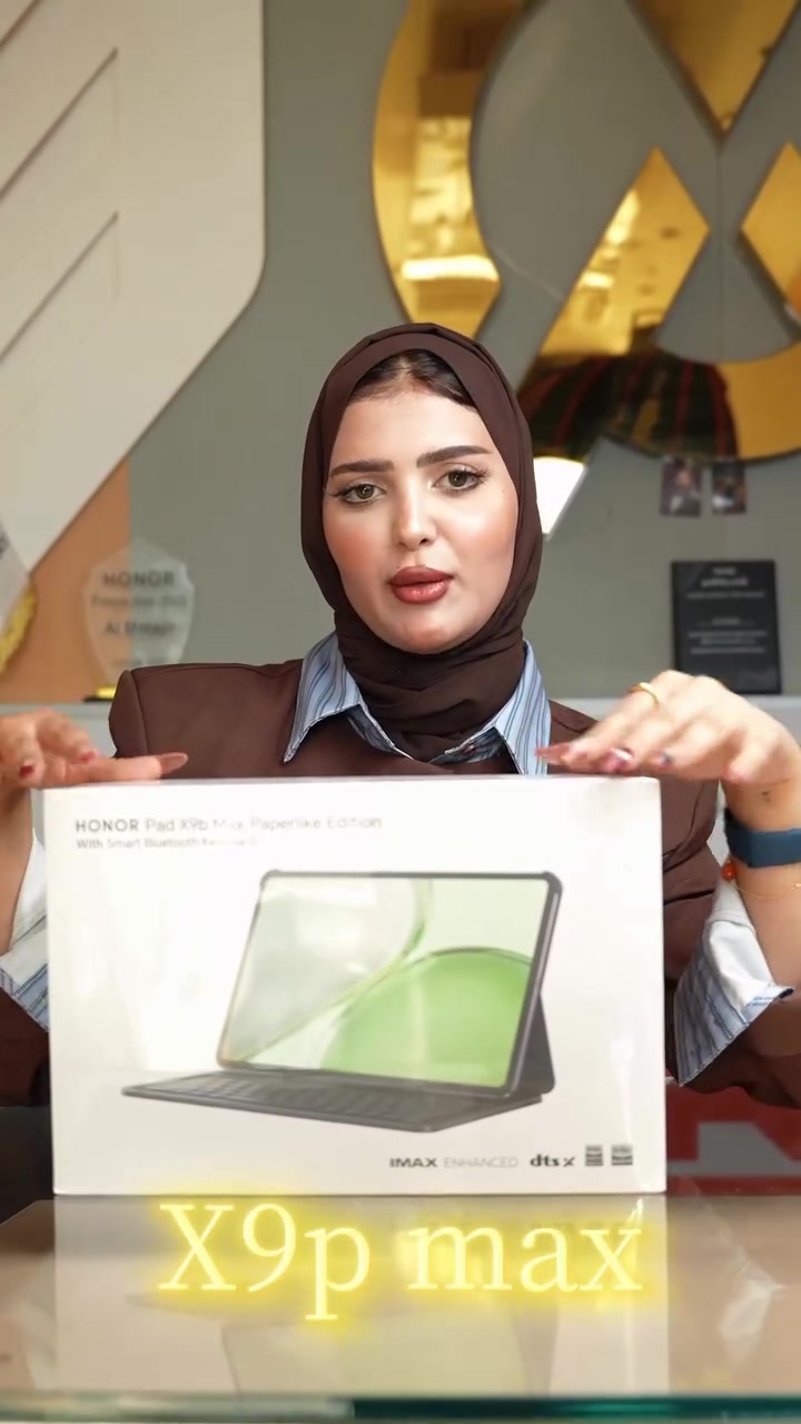 ⁨	شركة المتاجر - AL MATAJIR

 HONOR Pad X9b Max
 بشاشة عملاقة قياس 13 بوصة وبطارية ضخمة بسعة 10,100 مللي أمبير.ي:الشاشة العرض القياس والدقة: 13 بوصة من نوع LCD، بدقة 2500 × 1560 بكسل (2.5K).معدل التحديث: يصل إلى 120 هرتز.السطوع: يصل إلى 700 شمعة (Nits) مع دعم عرض 1.07 مليار لون.المميزات: دعم معيار IMAX Enhanced وحماية متقدمة للعين.الأداء والذاكرةالمعالج: Snapdragon 6s 4G الجيل الثاني ثماني النواة.الذاكرة العشوائية (RAM): خيارات متعددة 4 أو 6 جيجابايت (مع تقنية HONOR RAM Turbo الإضافية).سعة التخزين: 128 أو 256 جيجابايت، قابلة للتوسيع حتى 2 تيرابايت عبر بطاقة خارجية.نظام التشغيل: MagicOS المبني على Android.البطارية والاتصالسعة البطارية: 10,100 مللي أمبير/ساعة.الشحن السريع: دعم الشحن بقوة 45 واط.الصوت: 4 مكبرات صوت (استيريو) مع خوارزميات غامرة.التصميم: هيكل معدني من الألومنيوم بسماكة 6.72 ملم ووزن 618 جرام

جميع الأجهزة ضمان 🛡 لمدة سنة كاملة من الوكالات الرسمية (هارد وير 🔧 - سوفت وير💻 )

📍 العنوان: ميسان - شارع دجلة - قرب مستشفى الزهراوي

📞 أرقام المبيعات: *********** - ***********⁩⁩⁩

نص مكتوب في الصور:
- X9p max