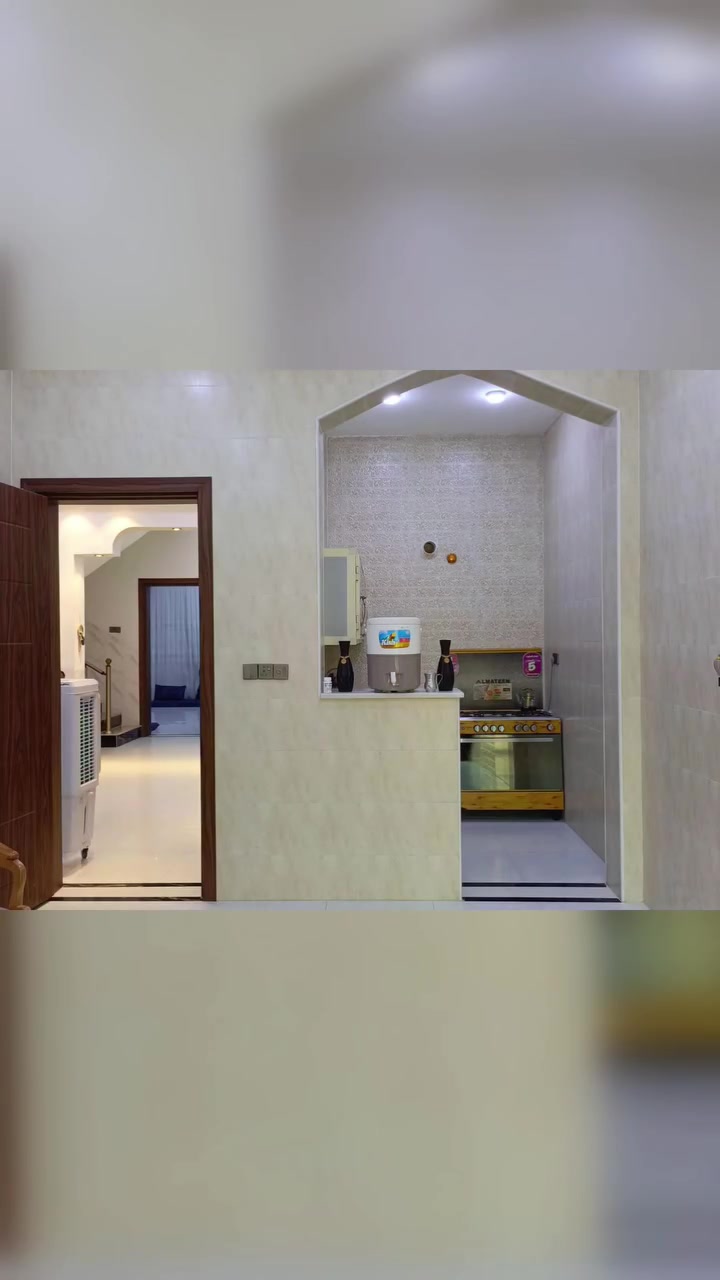 دار للبيع في الرمادي شارع 40 خلف عمارة القند.

المساحة الكلية 200 متر

نوع البناء طابوك 

جنس العقار طابو زراعي سند 25 فسفوري تحويل مباشر.

كافة الخدمات متوفره من ماء وكهرباء وتبليط.

يحتوي الدار على غرف نوم عدد 2 وصالة ومطبخ واستقبال و مجموعة صحيات داخلية وخارجية وكراج.

نظام ديكورات سحب و تشطيب راقي جداً.

نظام غاز خارجي .

نظام سبالت .

نظام كاميرات .

نظام بوستر ماء .

الدار يباع بدون أثاث بسعر 130 مليون وقابل للتفاوض.

وكذلك يباع مع الأثاث ويكون السعر حسب الاتفاق .

للأستفسار الاتصال على الرقم ***********
