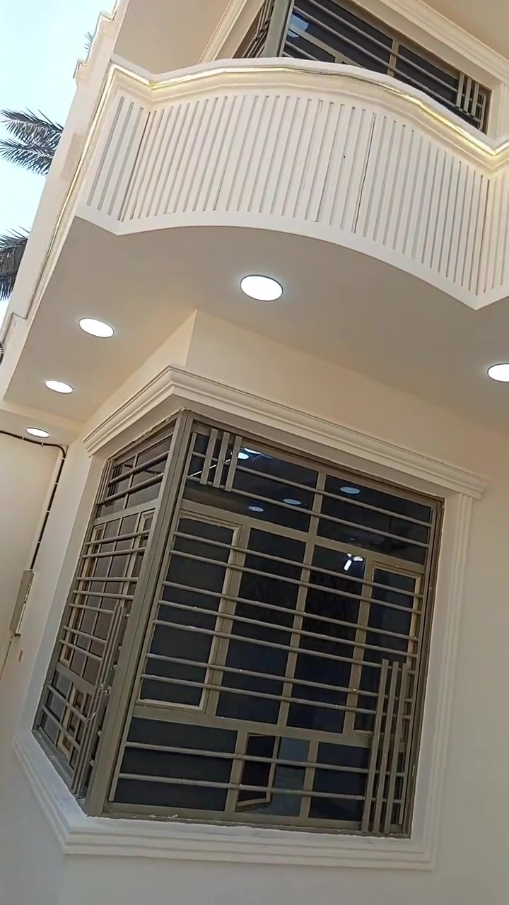 دار للبيع 200م طابقين طابو زراعي سند 25 خارطة وتصميم والديكور وبناء درجة اولى يتكون من استقبال ومطبخ و 6 غرف نوم وصالتين وصحيات داخليه وخارجية وطابق ثاني وبيتونه وكراج وحديقة الخدمات ماء وكهرباء وتبليط وخط مولد وإنارة شارع عرضه 12م ام العضام العثمانية مدخل مقابل مستشفى الرازي بدايه الفرع  الثاني او مدخل نقطة الشرطة على السده الفرع الثاني  السعر 140مليون وقابل للتفاوض تفاصيل اكثر داخل الفيديو للاستفسار خاص او *********** ملاحظه لا يوجد امراوس أو قسط

