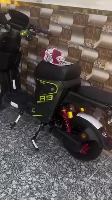 السلام عليكم ورحمة الله
دراجة شحن R9 محبوبة الجماهير 
فول مواصفات 
نضافه فول 
5 بطاريات كبار 
قبل شهر اخذتها
السعر يخبل 650وبيها مجال للطيبين 
***********
مكان واسط الصويره
