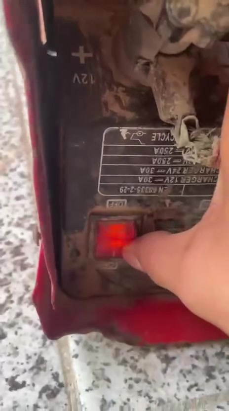 باتري نظيف وشغال اخو الجديد ب50
شاحنه بطاريات من اشغلها فقط يعتلك الملزب ما اعرف اذا بيها مشكله او لا ابيعها على وضعها ب65
مكاني حله يوجد توصيل
