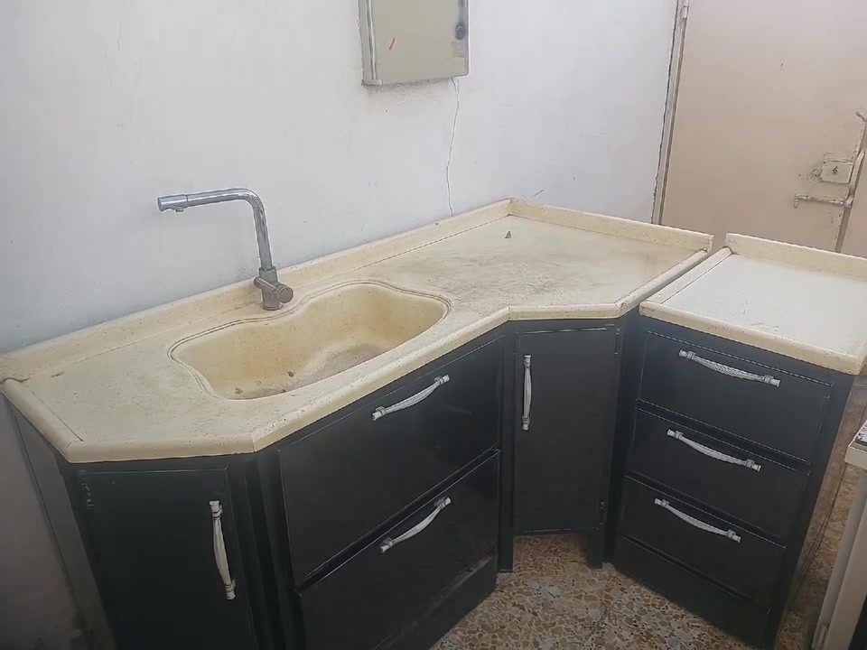 السلام عليكم كاونتر تسكام مرمر   خمس قطع  نضيف كلش 
للبيع السعر 280 وبي مجال 
مكاني نجف شارع المطار مقابيل باب الخروج 
الرقم ***********
